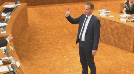 Minister-president Oliver Paasch legt de eed af in het parlement (2019)