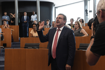 Minister-president Rudi Vervoort legt de eed af in het parlement (2019)
